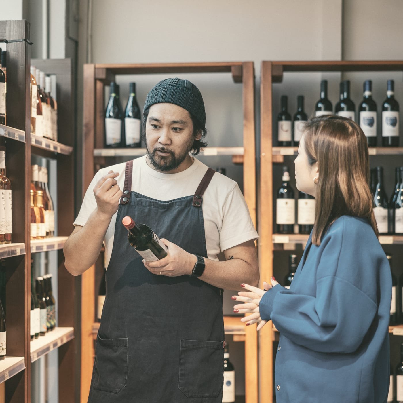 Commerce : échange avec un caviste ou un acheteur.