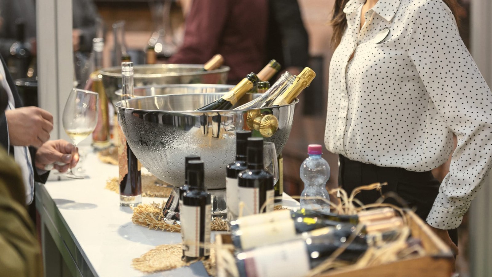 Salon professionnel ou rendez-vous commercial dans la filière : échanges entre professionnels, badges, documents. Sans verres levés.